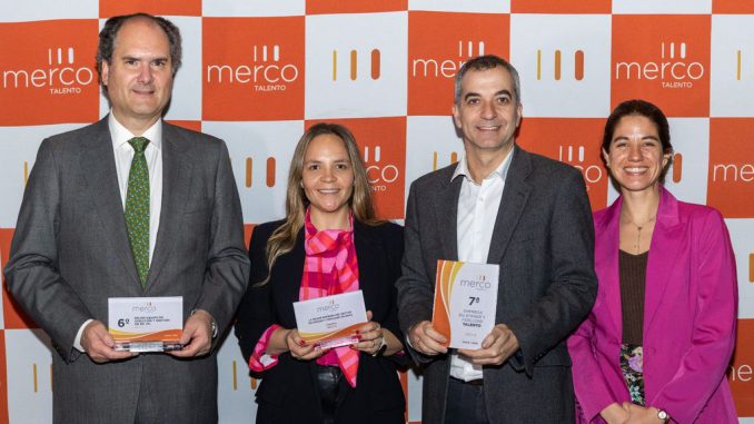 Colaboradores de Nestlé Chile en sus oficinas celebrando el reconocimiento de Merco Talento 2026