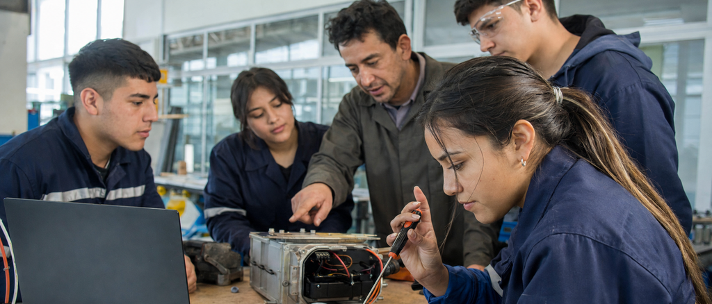 Joven profesional en entorno laboral recibiendo capacitación técnica