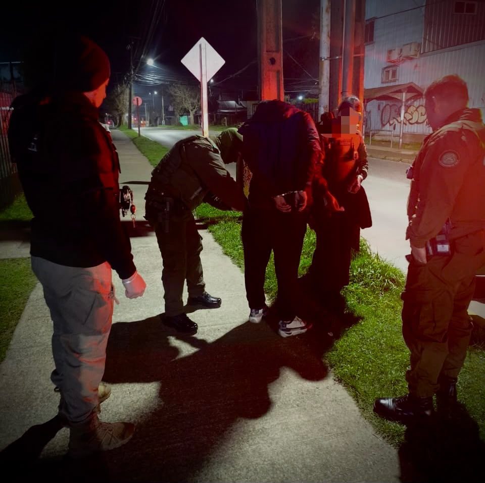 Carabineros y personal municipal realizando patrullaje conjunto en las calles de Valdivia