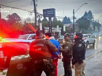 Carabineros y personal municipal realizando patrullaje conjunto en las calles de Valdivia