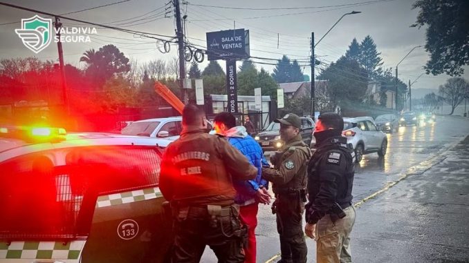 Carabineros y personal municipal realizando patrullaje conjunto en las calles de Valdivia