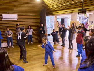 Niños y jóvenes participando en actividades recreativas inclusivas en el CECREA de Valdivia