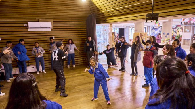 Niños y jóvenes participando en actividades recreativas inclusivas en el CECREA de Valdivia