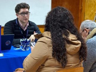 Personal de Saesa atendiendo consultas de vecinos en oficina móvil en la comuna de Máfil