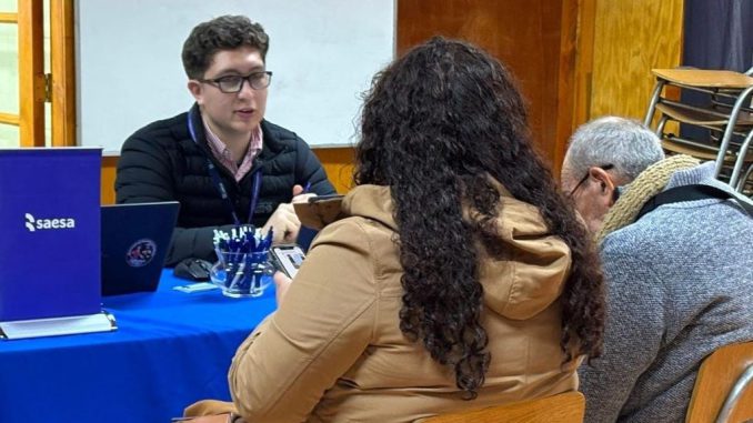 Personal de Saesa atendiendo consultas de vecinos en oficina móvil en la comuna de Máfil