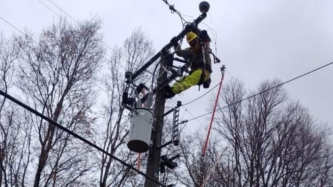Trabajadores de Saesa supervisando red eléctrica durante alerta meteorológica en el sur de Chile
