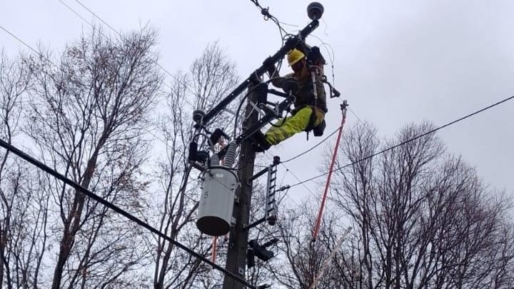 Trabajadores de Saesa supervisando red eléctrica durante alerta meteorológica en el sur de Chile