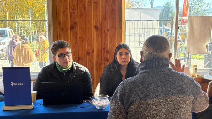 Ejecutivo de Saesa atendiendo consultas en una oficina móvil en terreno
