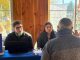 Personal de Saesa atendiendo a vecinos en una oficina móvil comunitaria