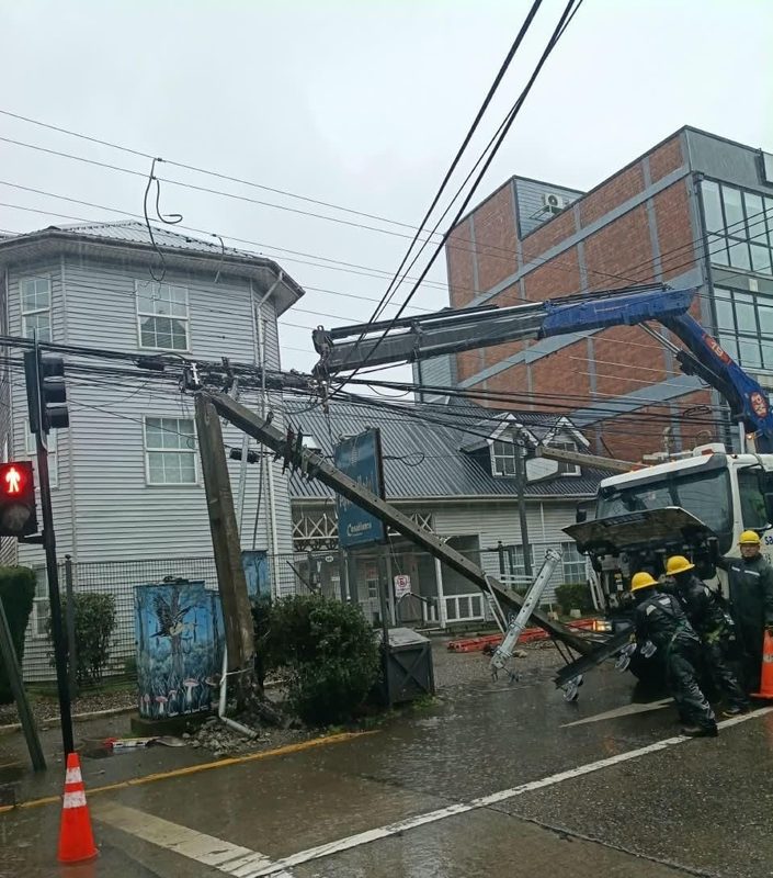 Brigadas de Saesa trabajando en la reposición del tendido eléctrico durante el sistema frontal en Los Ríos