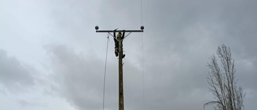 Brigadas de Saesa trabajando en la reposición del tendido eléctrico durante el sistema frontal en Los Ríos