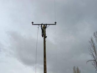 Brigadas de Saesa trabajando en la reposición del tendido eléctrico durante el sistema frontal en Los Ríos