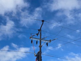 Personal técnico de Saesa monitoreando redes eléctricas ante llegada de sistema frontal en el sur de Chile
