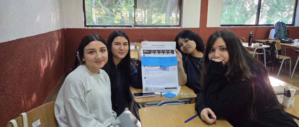 Estudiantes participantes en el programa Samsung Solve for Tomorrow presentando sus proyectos innovadores