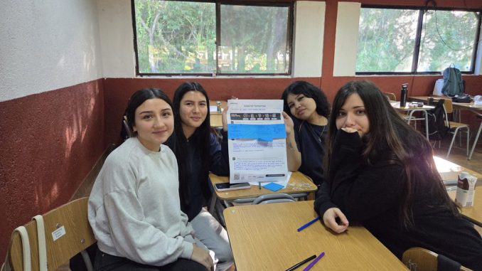 Estudiantes participantes en el programa Samsung Solve for Tomorrow presentando sus proyectos innovadores