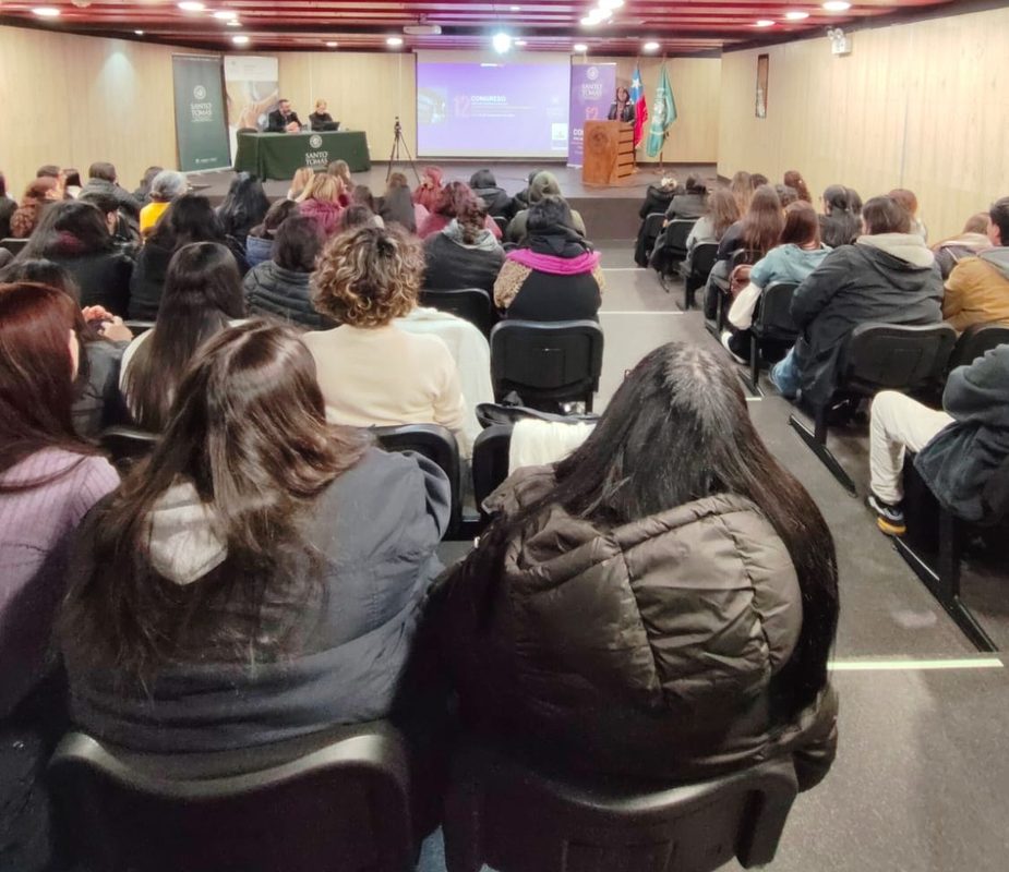 Autoridades y equipo académico en el lanzamiento del XII Congreso de Ciencias Sociales de Santo Tomás Valdivia
