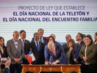 Senadores votando en el Congreso Nacional de Chile durante la sesión sobre el proyecto de ley Teletón