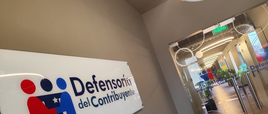 Contribuyente revisando información digital de avalúos en el sitio web del Servicio de Impuestos Internos