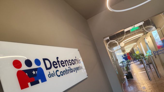 Contribuyente revisando información digital de avalúos en el sitio web del Servicio de Impuestos Internos
