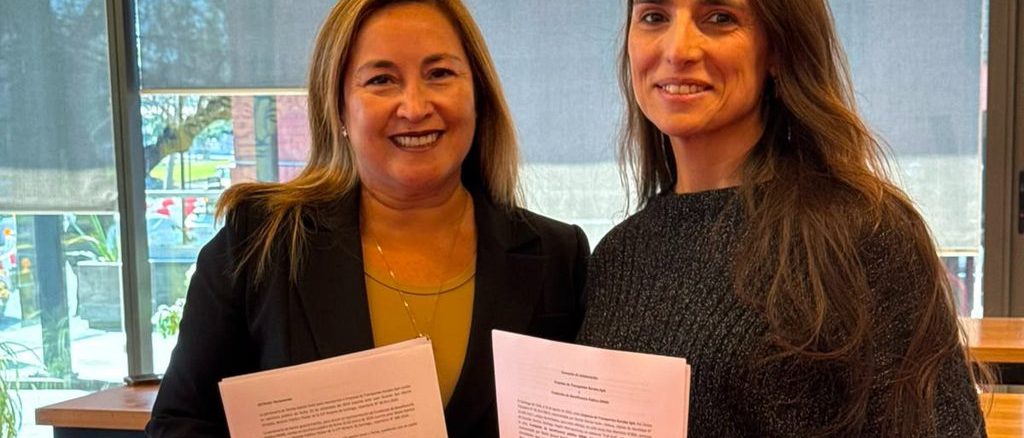Ejecutivas de Turbus y DKMS sellando el acuerdo de colaboración para promover la donación de células madre en Chile