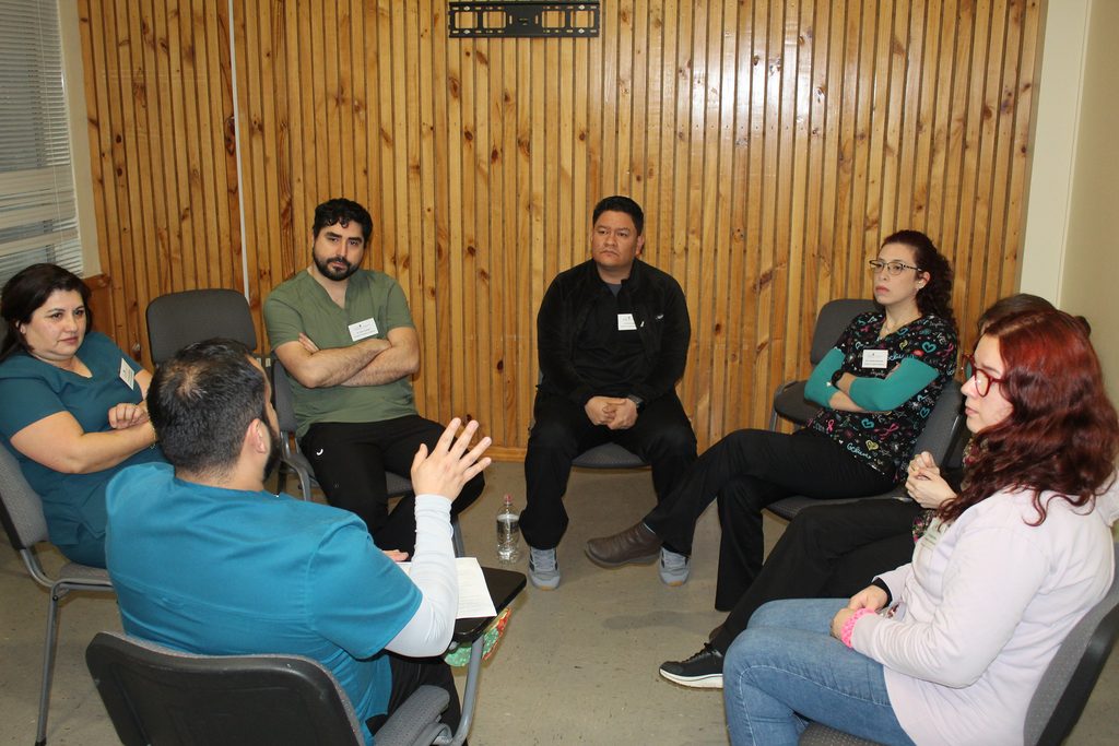 Especialistas médicos participando en un entrenamiento de simulación clínica de alta fidelidad para emergencias obstétricas.