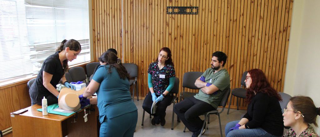 Especialistas médicos participando en un entrenamiento de simulación clínica de alta fidelidad para emergencias obstétricas.