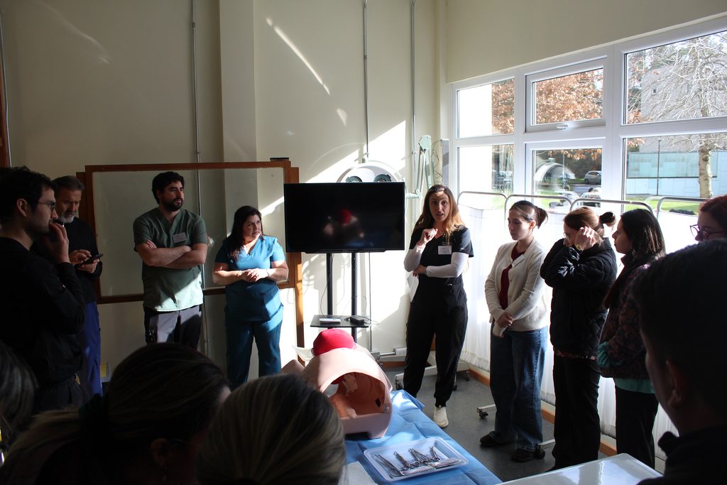 Especialistas médicos participando en un entrenamiento de simulación clínica de alta fidelidad para emergencias obstétricas.