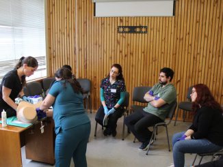 Especialistas médicos participando en un entrenamiento de simulación clínica de alta fidelidad para emergencias obstétricas.