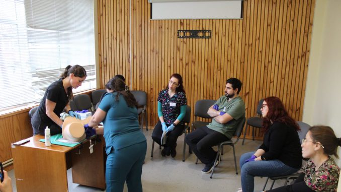 Especialistas médicos participando en un entrenamiento de simulación clínica de alta fidelidad para emergencias obstétricas.