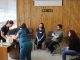 Especialistas médicos participando en un entrenamiento de simulación clínica de alta fidelidad para emergencias obstétricas.