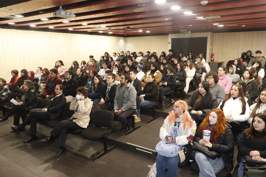 Autoridades de la Universidad Santo Tomás durante el lanzamiento del 4° Congreso de Neurociencia y Bienestar en Valdivia.