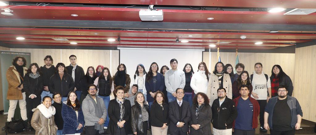 Autoridades de la Universidad Santo Tomás durante el lanzamiento del 4° Congreso de Neurociencia y Bienestar en Valdivia.