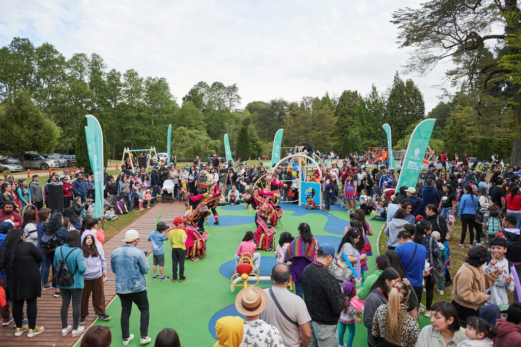 Niños y familias disfrutando de la Expo Niños y Niñas en el Parque Saval de Valdivia