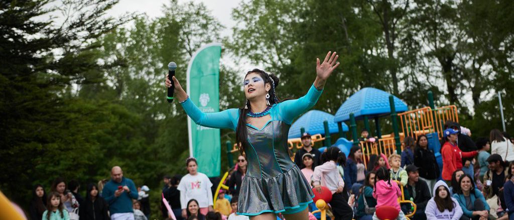 Niños y familias disfrutando de la Expo Niños y Niñas en el Parque Saval de Valdivia