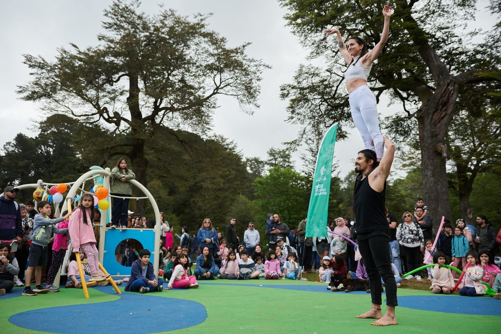 Niños y familias disfrutando de la Expo Niños y Niñas en el Parque Saval de Valdivia