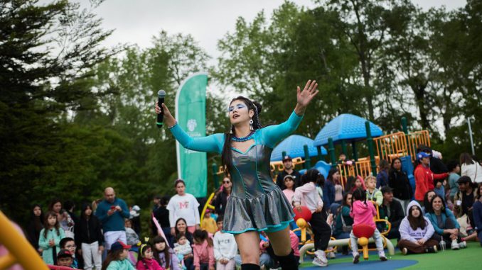 Niños y familias disfrutando de la Expo Niños y Niñas en el Parque Saval de Valdivia