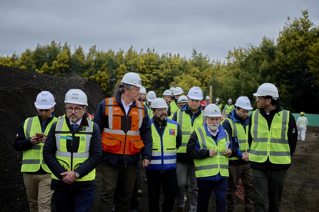 Autoridades inspeccionan el avance de las obras en el aeródromo Pichoy y el nuevo Retén de Las Ánimas en Valdivia