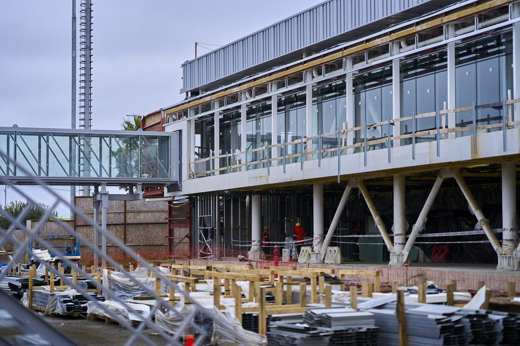 Autoridades inspeccionan el avance de las obras en el aeródromo Pichoy y el nuevo Retén de Las Ánimas en Valdivia