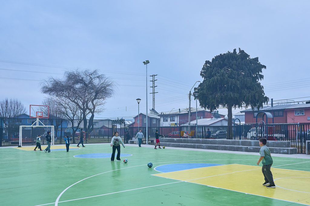 Alcaldesa de Valdivia junto a dirigentes inauguran la multicancha renovada del Club Deportivo Wanderers
