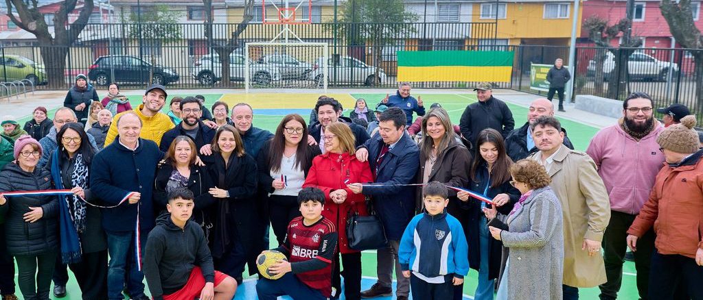 Alcaldesa de Valdivia junto a dirigentes inauguran la multicancha renovada del Club Deportivo Wanderers