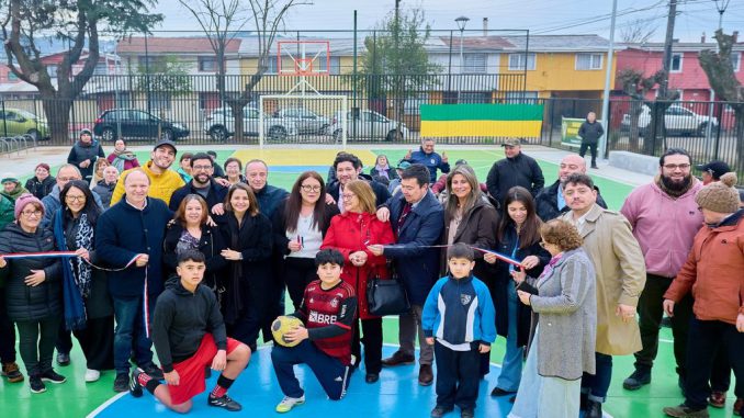 Alcaldesa de Valdivia junto a dirigentes inauguran la multicancha renovada del Club Deportivo Wanderers