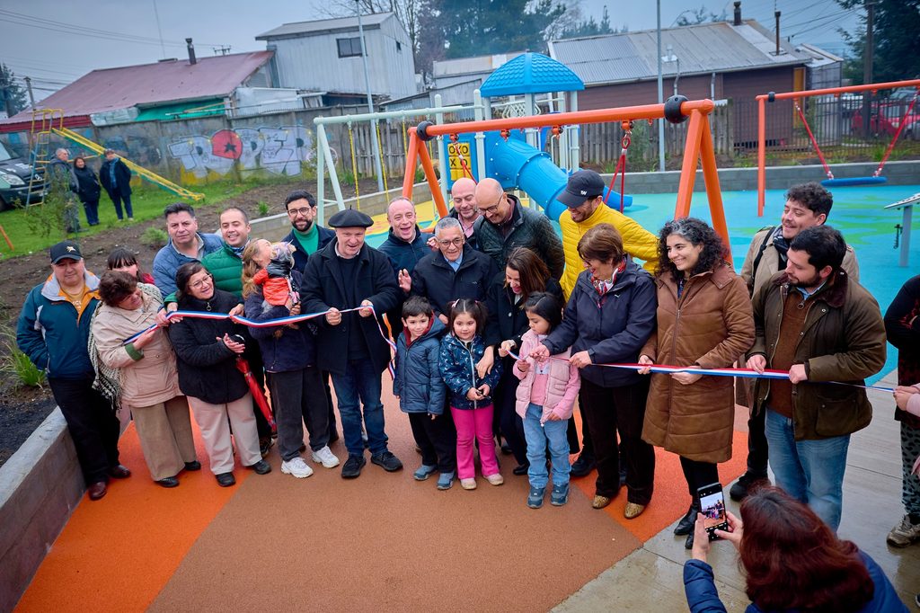 Vista de la inauguración de la nueva Plaza Jorge Bustos con vecinos y autoridades en Valdivia