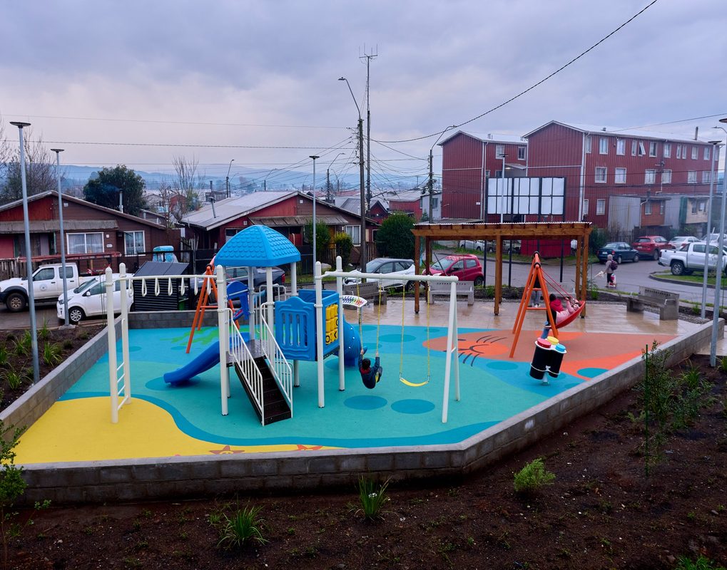 Vista de la inauguración de la nueva Plaza Jorge Bustos con vecinos y autoridades en Valdivia