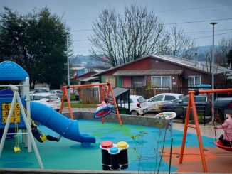 Vista de la inauguración de la nueva Plaza Jorge Bustos con vecinos y autoridades en Valdivia