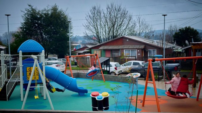 Vista de la inauguración de la nueva Plaza Jorge Bustos con vecinos y autoridades en Valdivia