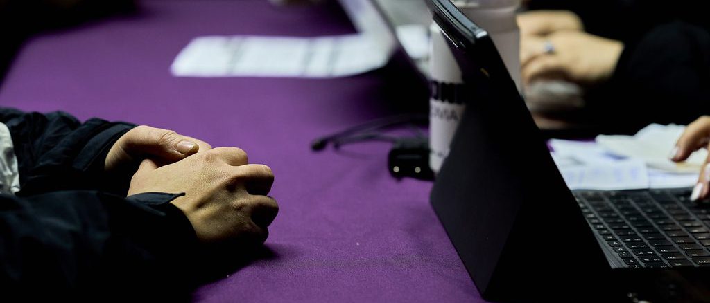 Alcaldesa de Valdivia anunciando medidas de ayuda social para familias afectadas por la crisis económica