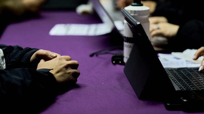 Alcaldesa de Valdivia anunciando medidas de ayuda social para familias afectadas por la crisis económica