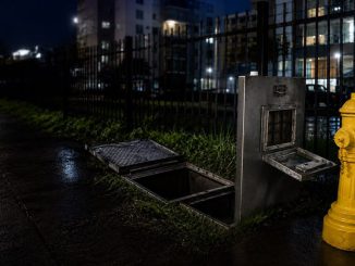 Trabajos de recambio de equipos de macromedición realizados por operarios de Aguas Décima