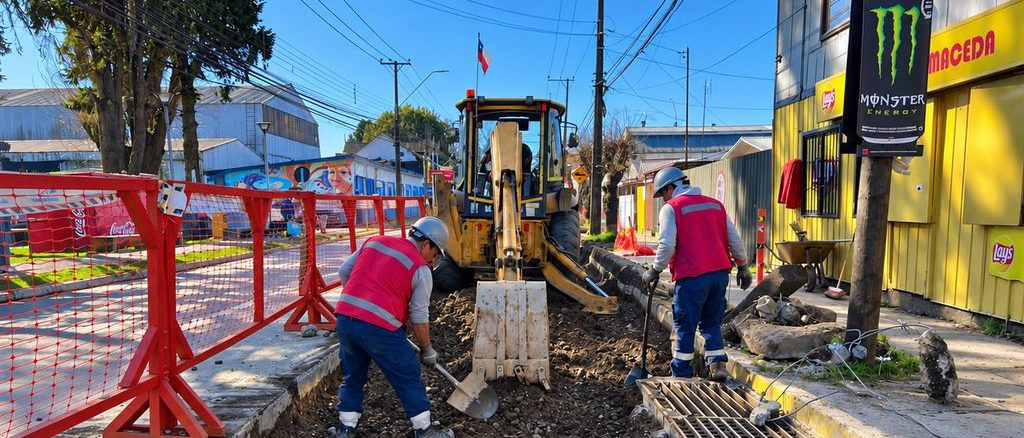 Trabajos de ampliación y mejora en el colector Balmaceda realizados por Aguas Décima en Valdivia.