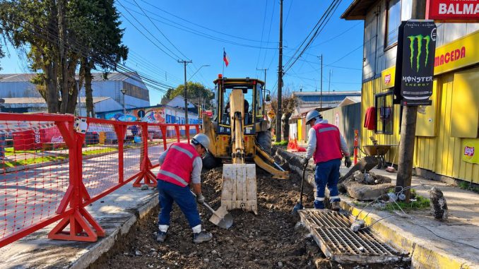 Trabajos de ampliación y mejora en el colector Balmaceda realizados por Aguas Décima en Valdivia.